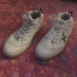 Sneakers lightly used, (Wore 1 time wear sandals)